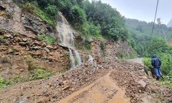 Giresun'da şiddetli yağış nedeniyle yollarda heyelan oldu