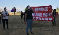 Bitlis Tatvan'da sevgilisine hastane önünde evlilik teklif etti