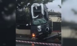 Kadıköy'de inanılmaz kaza! Araba korkuluklara saplandı