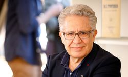 Zülfü Livaneli yarı çıplak pozunu yanlışlıkla paylaştı