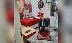 İçişleri Bakanı Süleyman Soylu şehidin seccadesinde namaz kıldı