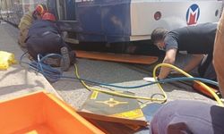 İstanbul'da bir kişi  tramvayın altında kaldı.