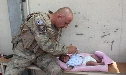 Kabil'de Mehmetçiğin çocuklara yardım ettiği anlar duygulandırıyor