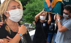 Yonca Evcimik annesinin tabutunu taşıdı!