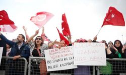 Aşı Karşıtı Vatandaşlar İstanbul Maltepe'de Dualar Eşliğinde Miting Yaptı
