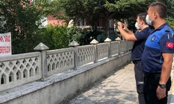 Isparta'da Komşularına Kızan Vatandaş Öyle Bir Pankart Astı ki Zabıta Geldi