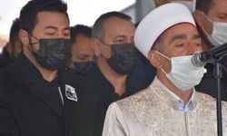 Ünlü şarkıcı kalp krizi geçiren babasını son yolculuğuna uğurladı