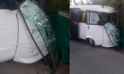Antalya'da okul servisi ağaca çarptı!...Yaralılar var
