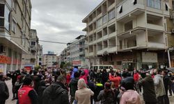 İzmir Bayraklı'da semt sakinleri yüksek faturalara karşı sokağa çıktı!