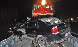 Afyonkarahisar'da yolcu treni terk edilmiş otomobile çarptı!