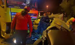 Balıkesir Edremit'de tırla çarpışan otomobilin sürücüsü hayatını kaybetti