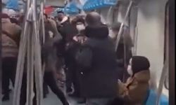 Marmaray'da bir yolcu, karşısında sarılarak oturan gençlere saldırdı