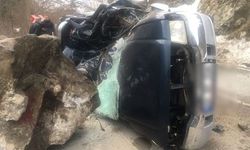 Trabzon'da heyelandan düşen kaya kamyonetin üzerine düştü