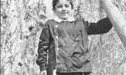 Siyah önlüğü ile gülücük dağıtan bu çocuk hangi ünlümüz?