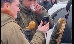 Teslim olan Rus askerine Ukraynalı kadınlar yemek verdi