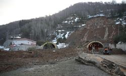 Bolu Dağı Tüneli Düzce girişinde heyelan! Yolu açma çalışmaları sürüyor