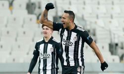 Beşiktaş’lı Josef de Souza gönülleri fethetti! Dar gelirli vatandaşa Ramazan kolisi dağıttı