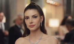 Teşkilat'ın Zehra'sı Deniz Baysal dekolteli ve yırtmaçlı elbisesiyle görenlerin aklını başından aldı!