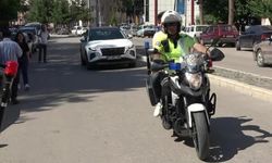 Amasya'da kimliğini unutan öğrencileri YKS'ye motosikletli polis yetiştirdi