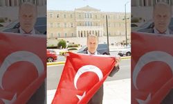 Mustafa Sarıgül Yunan parlamentosu önünde Türk bayrağı açtı