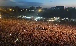 Erciyes üniversitesi bahar şenliklerinde hep bir ağızdan İzmir Marşı söylendi