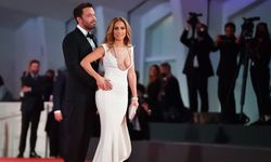 Taze gelin Jennifer Lopez yatak pozu paylaştı!