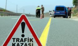 Adana Yüreğir'de kontrolden çıkan otomobil durağa çarptı! 4 yaralı
