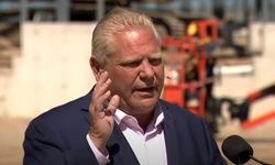 Ontario Başbakanı Ford konuşurken ağzına giren arıyı çiğnedi