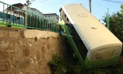 İçi dolu özel halk otobüsü bahçe duvarından uçtu