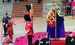 Kraliçe Elizabeth için düzenlenen törende muhafız bayıldı