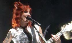 ABD'li şarkıcı Halsey İstanbul konserinde Türkçe konuştu