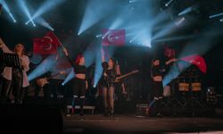 Şarkıcı Atiye'nin İzmir'de 29 Ekim coşkusu