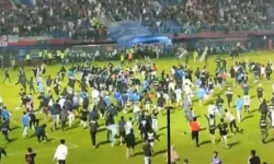 Endonezya'da futbol maçında izdiham yaşandı.. 174 ölü!