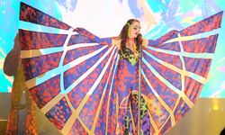 Nil Karaibrahimgil konserinde gökkuşağı renklerine büründü!