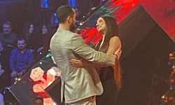 Murat Boz ile Ayça Ayşin Turan O Ses Yılbaşı programında göz göze düet yaptı