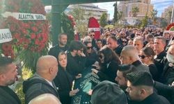 Şarkıcı Elif Karlı vefat eden eşini gözyaşlarıyla uğurladı