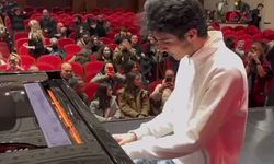 'Piyano çalan kurye' olarak ünlenen Muharrem Can İncir, piyanist Gülsin Onay’ın sahnesinde