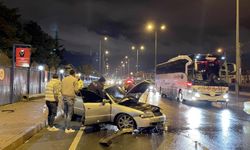 Kayseri'de otomobil aydınlatma direğine çarptı! 2 yaralı