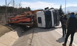 Bilecik'te kamyon şarampole devrildi! 2 yaralı