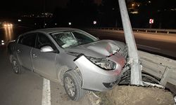 Karabük'te araç aydınlatma direğine çarptı! 5 yaralı