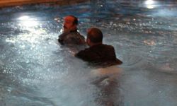 Mustafa Keser havuza düştü!