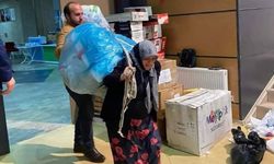 Rize'de yaşlı teyze depremzedeler için yardım çuvalı taşıdı!
