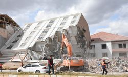 Adıyaman Gölbaşı'nda Depremde camları dahi kırılmadan yan yatan bina yıkılıyor