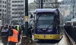 İstanbul Sirkeci'de aynı yerde tramvay yeniden raydan çıktı