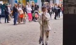 Sokak şarkıcısı çocuğun inanılmaz sesi!