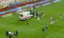 Sivasspor - Fenerbahçe maçında şok! Sahaya ambulans girdi! Hastaneye kaldırıldı