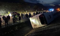 Sinop’ta yolcu otobüsü su kanalına devrildi! 9 yaralı
