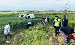 Bursa'da işçi servisinin lastiği patlayınca takla atıp devrildi! 8 yaralı