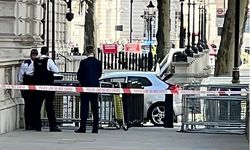 Londra alarma geçti! Başbakanlık binasının kapılarına arabayla çarptı