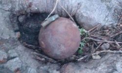 Mersin’de çiçek toprağı kazan bir kadın el bombası buldu